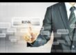 Ejecutivo de negocios interactuando con botón virtual RISK sobre fondo tecnológico de código binario y abstracción digital.