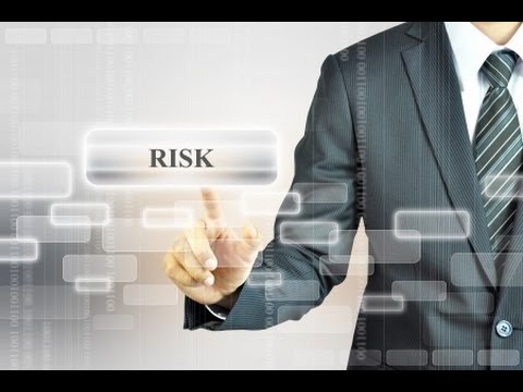 Ejecutivo de negocios interactuando con botón virtual RISK sobre fondo tecnológico de código binario y abstracción digital.