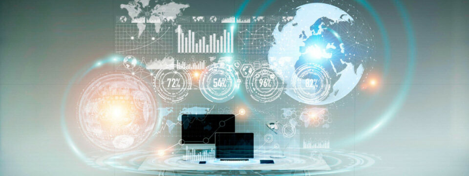 Dashboard digital con graficos estadisticos, mapa mundial y porcentajes sobre escritorio con monitor y laptop.