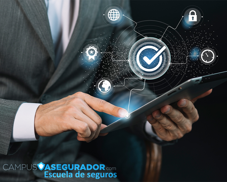 Profesional usa tablet con iconos de verificación y seguridad para formación en la Escuela de Seguros Campus Asegurador.
