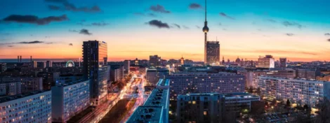 Panorámica de Berlín al atardecer con la Torre de la Televisión y el hotel Park Inn iluminados sobre Alexanderplatz.