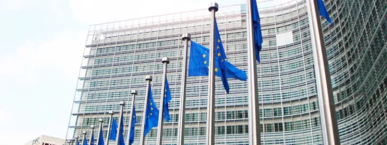 Edificio Berlaymont, sede de la Comisión Europea, con hileras de banderas de la Unión Europea en Bruselas.