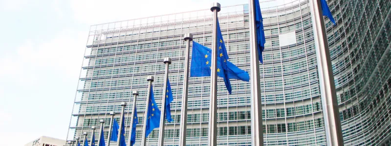 Edificio Berlaymont, sede de la Comisión Europea, con hileras de banderas de la Unión Europea en Bruselas.