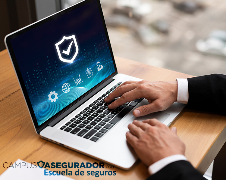 Usuario accediendo a plataforma de Campus Asegurador con escudo de seguridad digital en pantalla de ordenador portátil.