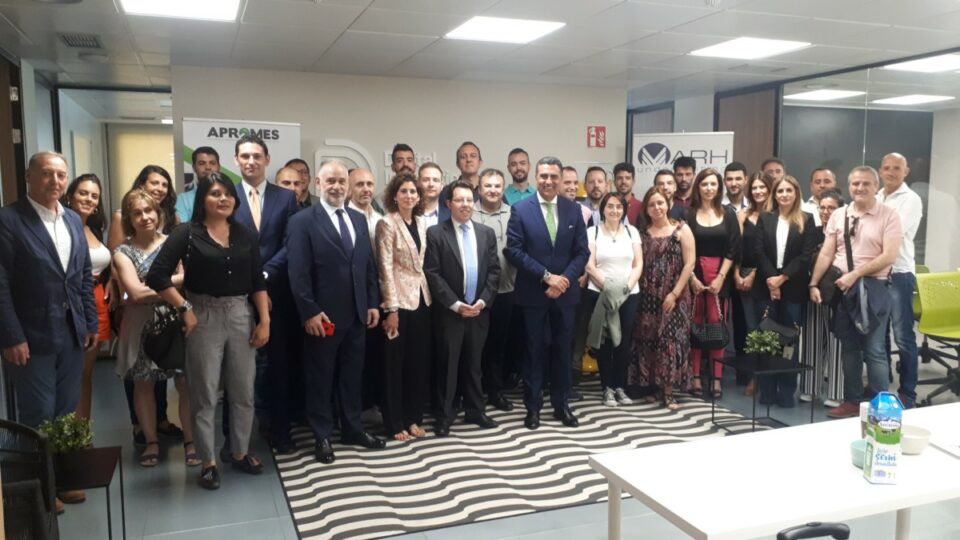 Profesionales del sector seguros APROMES y MARH Underwriting reunidos durante jornada corporativa en oficina técnica.