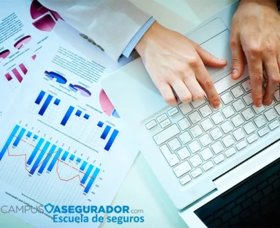 Grupo diverso profesionales uniendo manos en círculo bajo logo Campus Asegurador Escuela de Seguros.