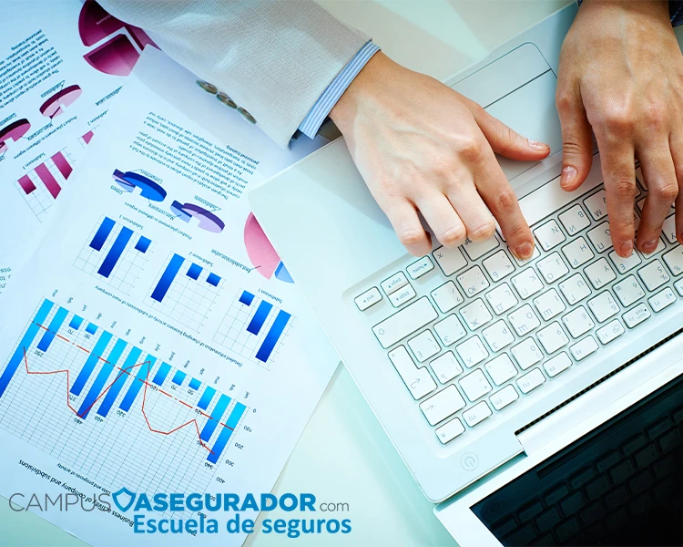 Grupo diverso profesionales uniendo manos en círculo bajo logo Campus Asegurador Escuela de Seguros.