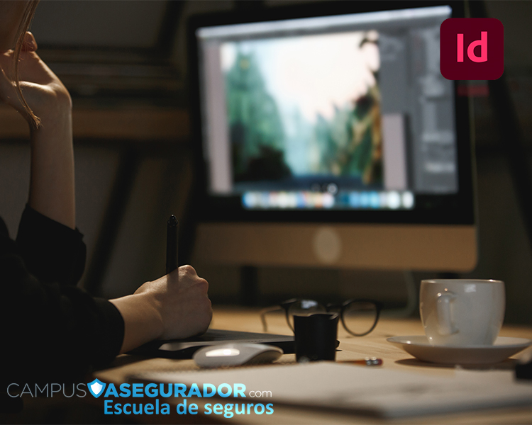 Diseñador profesional operando tableta gráfica frente a monitor con InDesign para Campus Asegurador Escuela de Seguros.