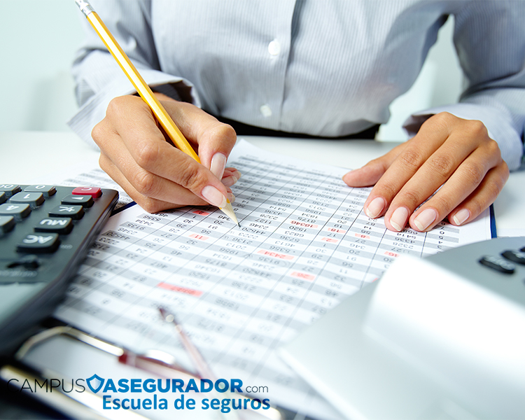 Persona analizando hoja de cálculo financiera con lápiz y calculadora bajo el logo de Campus Asegurador Escuela de seguros.