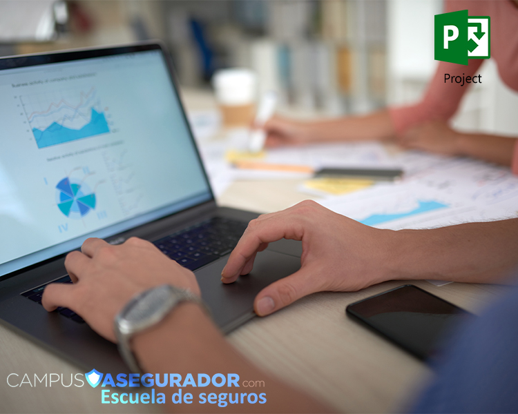 Persona analizando gráficos en Microsoft Project para formación en gestión de seguros de Campus Asegurador.