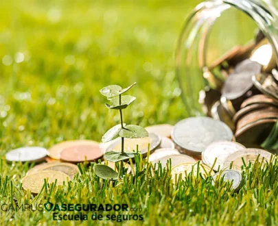 Planta creciendo entre monedas sobre césped junto a frasco de cristal y logotipo de Campus Asegurador.