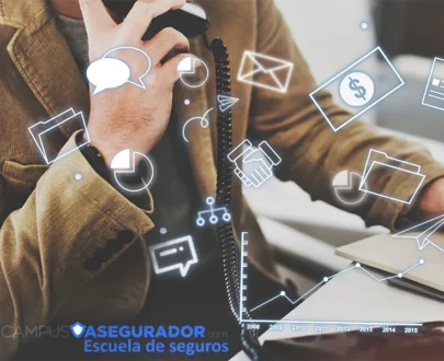 Agente comercial atendiendo llamada con iconos digitales de gestión financiera y ventas de Campus Asegurador.