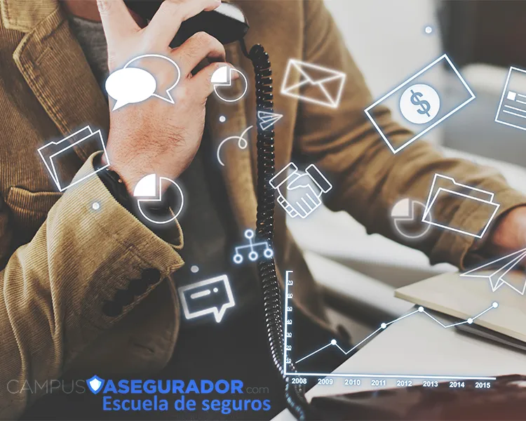 Agente comercial atendiendo llamada con iconos digitales de gestión financiera y ventas de Campus Asegurador.