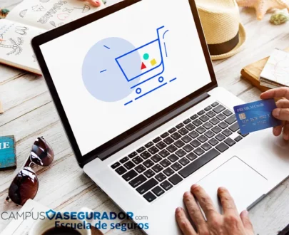 Persona usa tarjeta crédito para compra digital en portátil con logo Campus Asegurador y entorno de viaje.