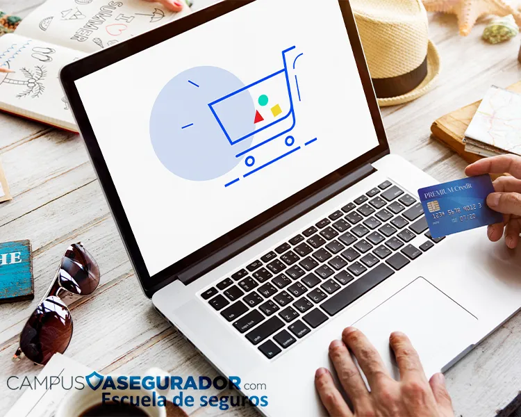 Persona usa tarjeta crédito para compra digital en portátil con logo Campus Asegurador y entorno de viaje.