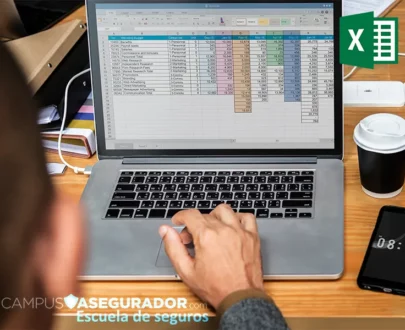 Especialista analizando hoja de cálculo Excel en laptop para gestión financiera en el sector seguros con Campus Asegurador.