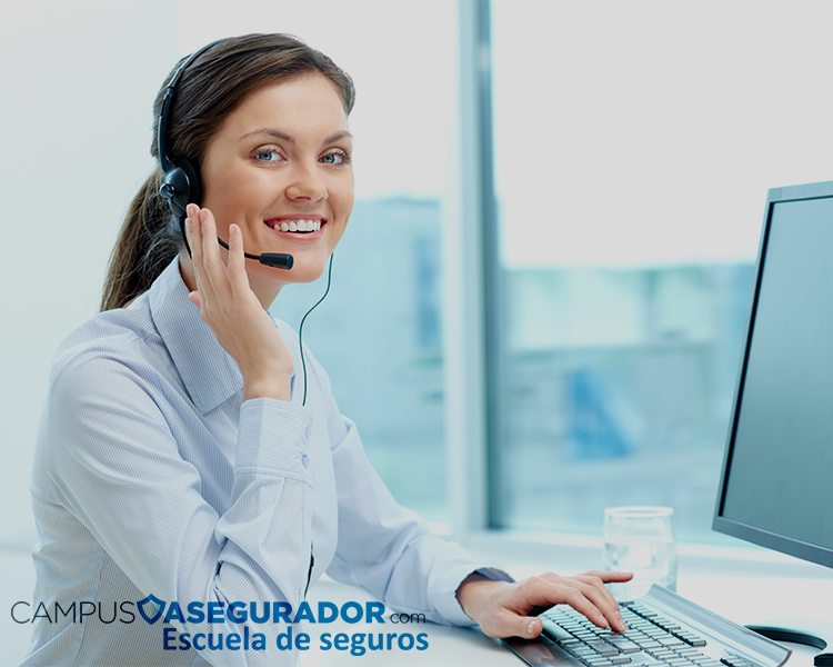 Asesora con auriculares y teclado en oficina moderna de Campus Asegurador, escuela técnica de formación en seguros.