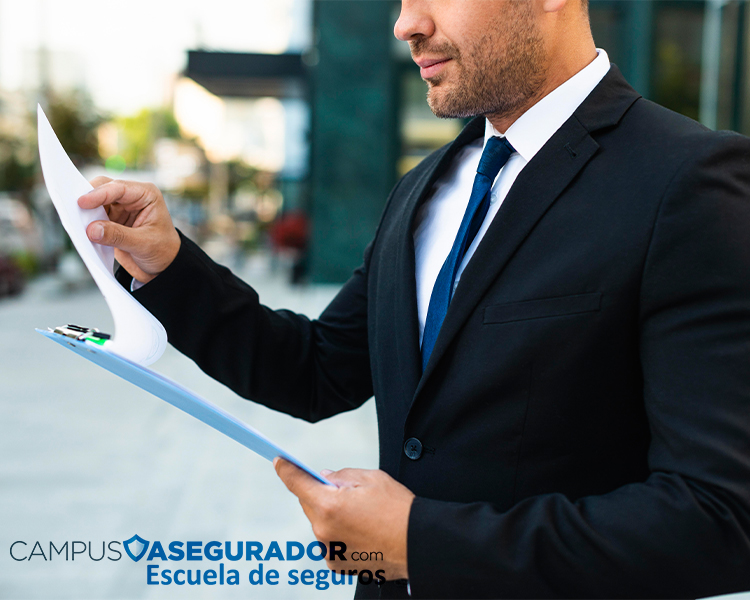 Profesional corporativo revisando documentos en portapapeles con marca de Campus Asegurador y Escuela de Seguros.