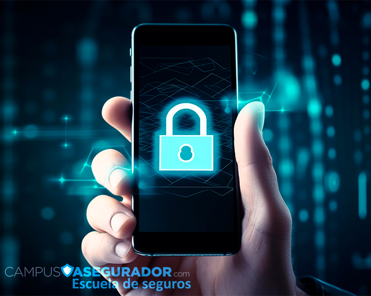 Mano sosteniendo smartphone con candado digital cian sobre fondo de datos y marca Campus Asegurador.