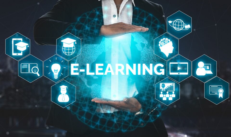 Ejecutivo con holograma E-LEARNING e iconos de formación online, inteligencia artificial y certificaciones digitales.