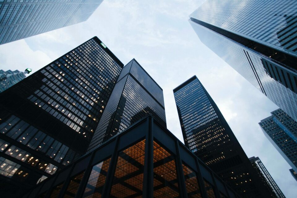 Rascacielos del TD Centre y edificios de cristal en contrapicado bajo cielo nublado en el distrito financiero de Toronto.