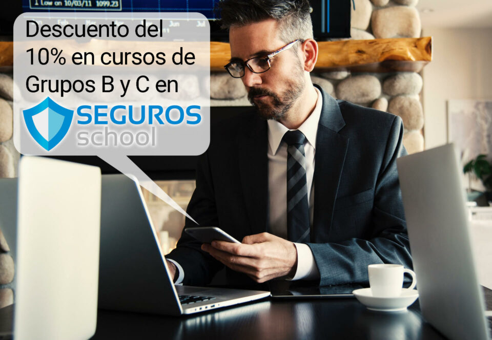 Profesional en oficina usando laptop con promoción de 10% de descuento en cursos Grupos B y C de Seguros School.