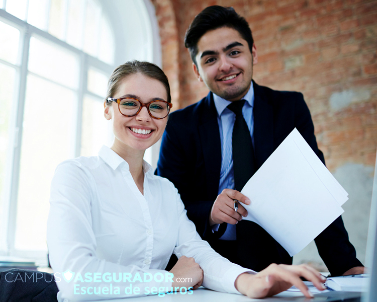 Profesionales de Campus Asegurador revisando documentación técnica en oficina para formación especializada en seguros.