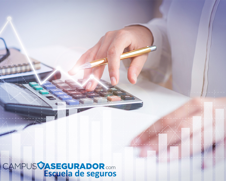 Persona operando calculadora profesional con gráficos financieros y logo de Campus Asegurador Escuela de Seguros.
