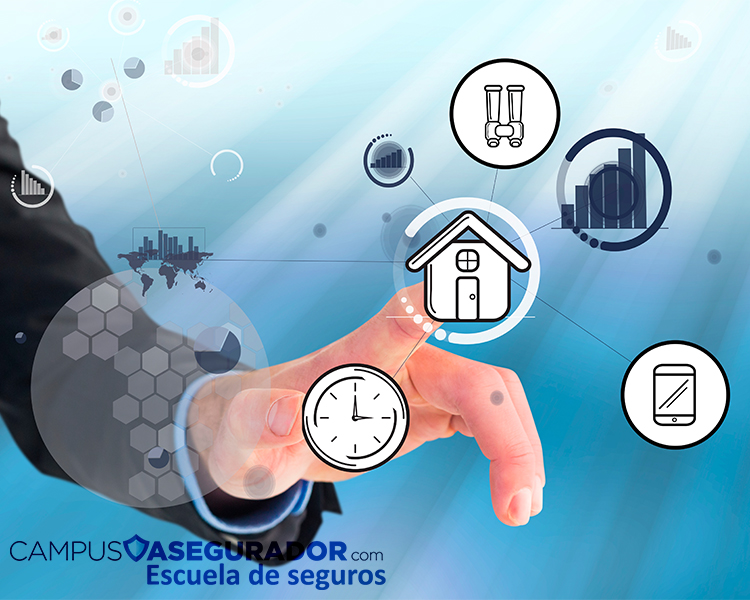 Mano interactuando con icono casa y datos digitales. Logo Campus Asegurador Escuela de Seguros en fondo azul tecnológico.