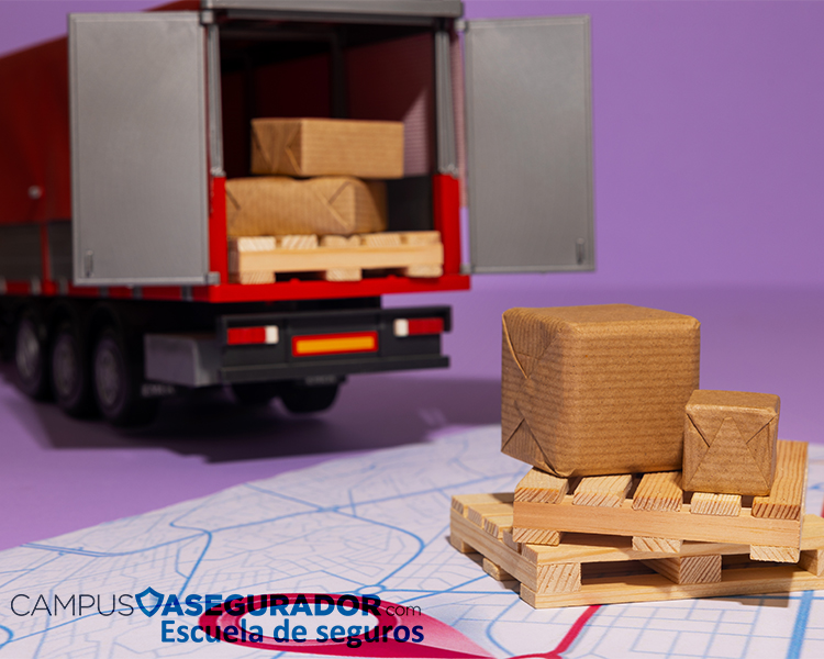 Camión miniatura con paquetes en palés sobre mapa, simbolizando logística y seguros de transporte de Campus Asegurador.