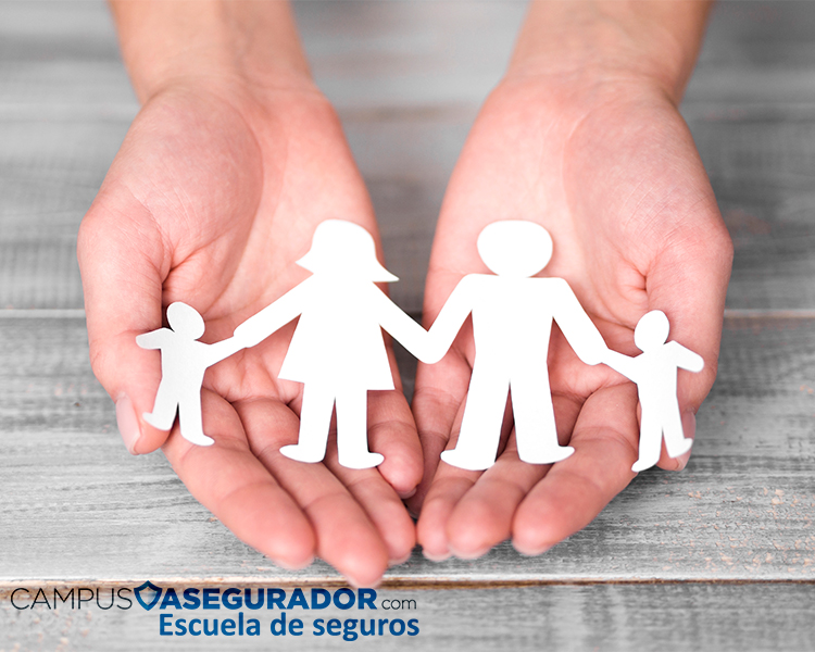 Manos sosteniendo silueta de papel de familia de cuatro miembros sobre fondo madera con logo Campus Asegurador.