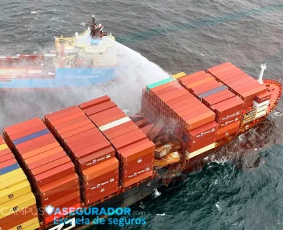 Barco de rescate extinguiendo incendio en portacontenedores dañado con carga de contenedores rojos colapsada en alta mar.