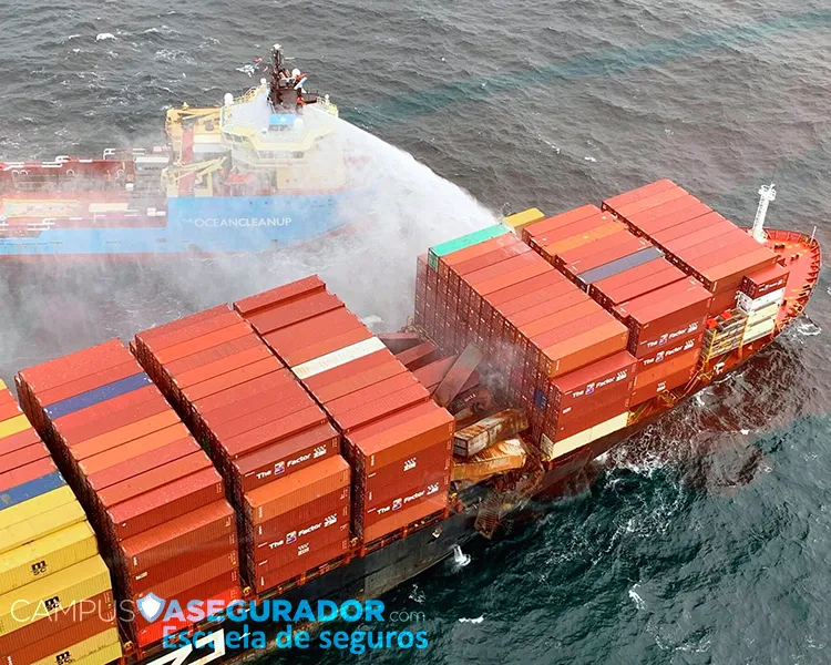 Barco de rescate extinguiendo incendio en portacontenedores dañado con carga de contenedores rojos colapsada en alta mar.