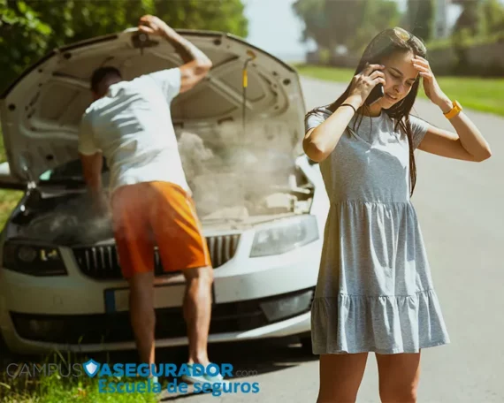 Hombre inspeccionando motor humeante y mujer llamando a emergencias tras avería mecánica en vehículo de color blanco.