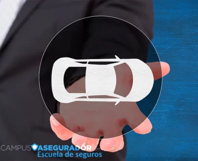 Icono de coche blanco sobre palma de mano con logotipo de Campus Asegurador Escuela de Seguros en fondo azul.