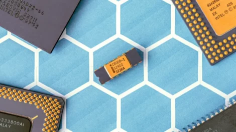 Microprocesador Intel C8008-1 vintage sobre patrón hexagonal azul rodeado de otros chips de arquitectura clásica.