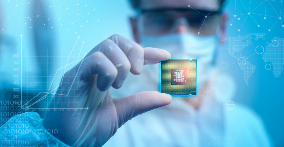 Ingeniero con guantes sostiene un microprocesador CPU integrado con gráficos digitales de análisis de datos y redes.