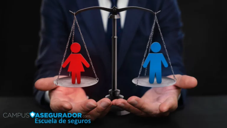 Balanza equilibrada con siluetas de mujer y hombre sostenida por manos en traje. Logo de Campus Asegurador abajo.