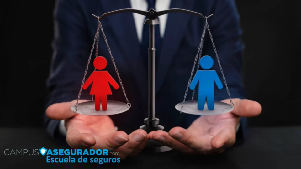Balanza equilibrada con siluetas de mujer y hombre sostenida por manos en traje. Logo de Campus Asegurador abajo.