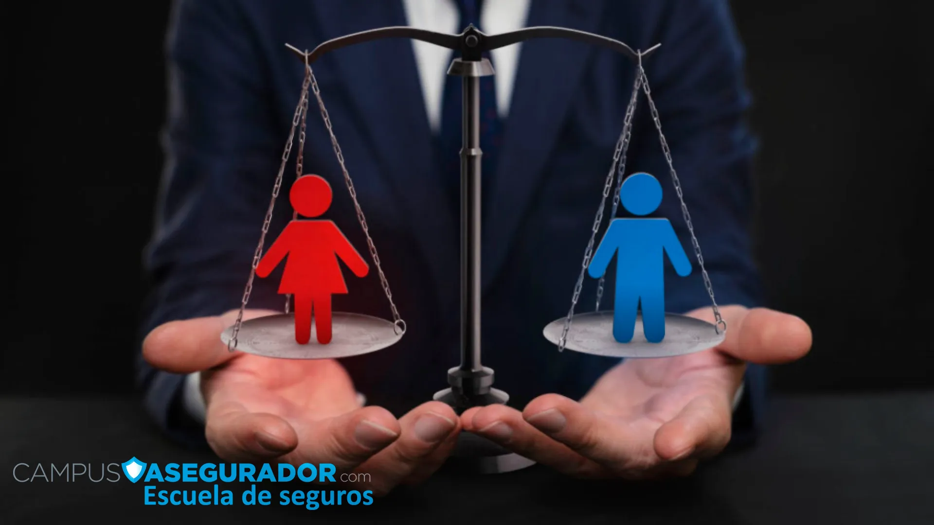 Balanza equilibrada con siluetas de mujer y hombre sostenida por manos en traje. Logo de Campus Asegurador abajo.