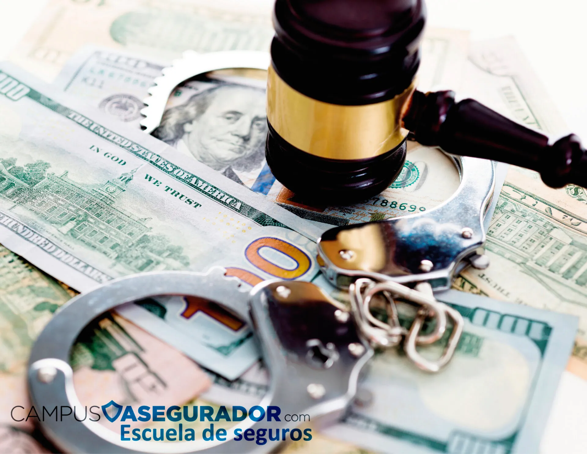 Mazo de justicia y esposas sobre billetes de cien dólares junto al logo de Campus Asegurador.