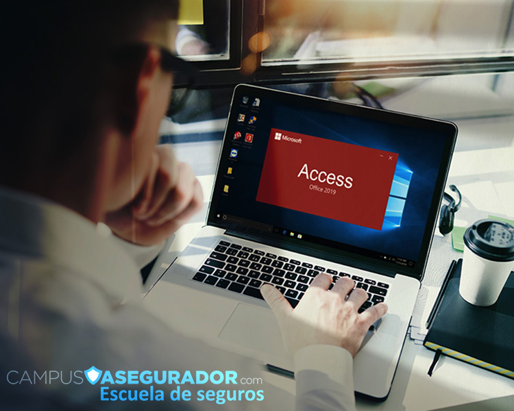 Profesional operando software Microsoft Access 2019 en laptop para formación técnica en Campus Asegurador.