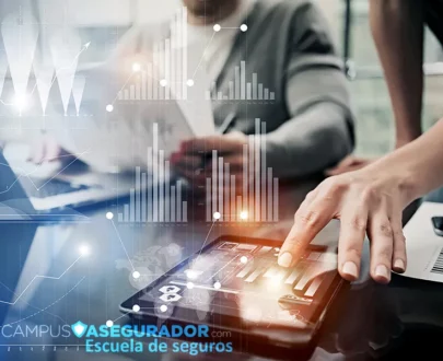 Profesional analizando métricas digitales en tablet con logotipo de Campus Asegurador Escuela de Seguros.