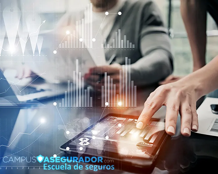 Profesional analizando métricas digitales en tablet con logotipo de Campus Asegurador Escuela de Seguros.