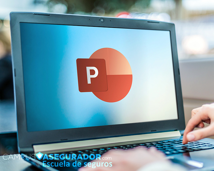 Portátil mostrando logo Microsoft PowerPoint, manos en teclado y marca Campus Asegurador Escuela de Seguros.