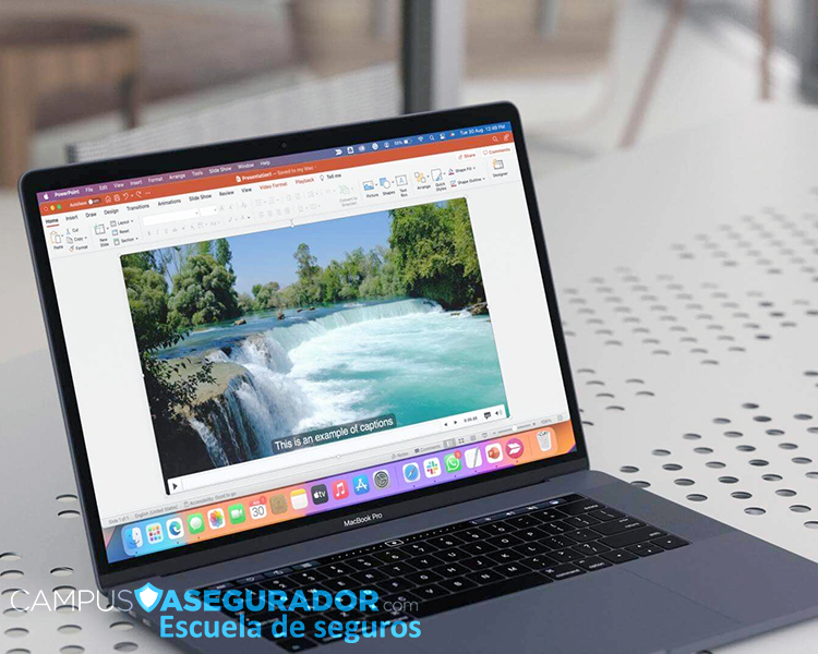 MacBook Pro ejecutando PowerPoint con subtítulos en vídeo para accesibilidad digital en formación de Campus Asegurador.