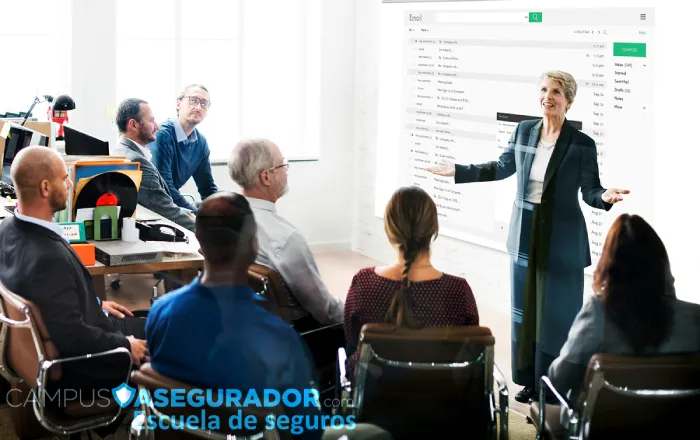 Profesionales de seguros en formación presencial sobre gestión de correo electrónico con Campus Asegurador.