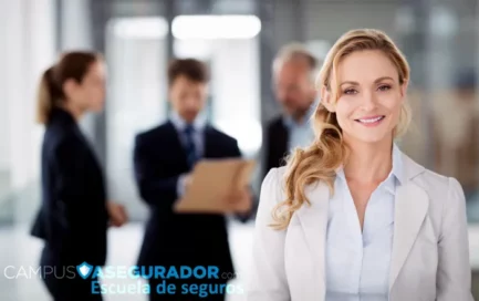 Profesional sonriente con equipo de fondo y logotipo de Campus Asegurador Escuela de Seguros.