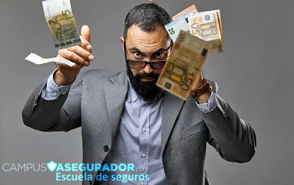 Hombre barbudo con traje gris y gafas entre billetes de euro al aire, logo de Campus Asegurador en la base.