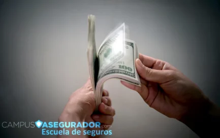 Manos contando billetes de cien dólares frente al logotipo de Campus Asegurador Escuela de Seguros.